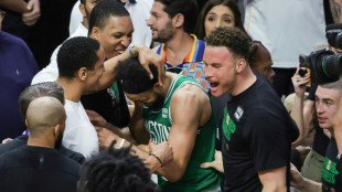 NBA: Boston, sauvé par Derrick White à Miami, tout près d'un renversement historique