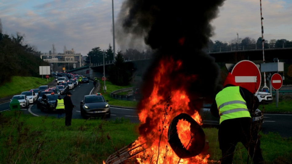 Transport des malades: des chauffeurs de taxi en colère et inquiets mobilisés à Lyon et au nord de Marseille