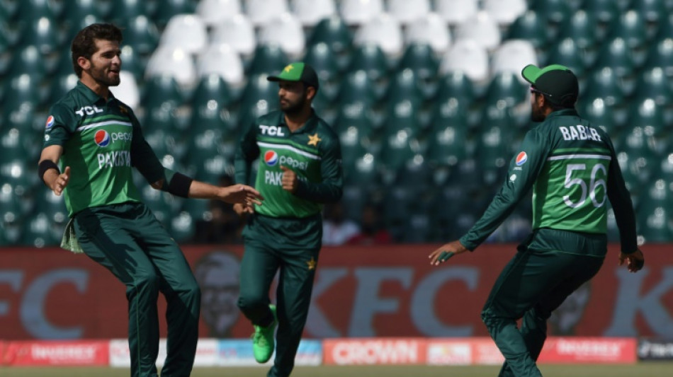 Clinical Pakistan dismiss Australia for 210 in third ODI