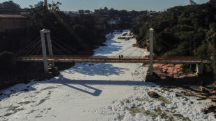 Une rivière brésilienne recouverte de mousse toxique