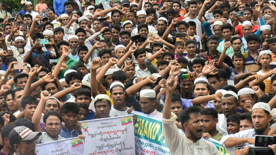 Decenas de miles de refugiados rohinyás se manifiestan en Bangladés