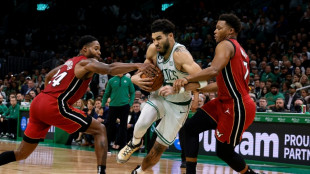 Jayson Tatum se desborda con 49 puntos y los Celtics vencen a los Heat en la NBA