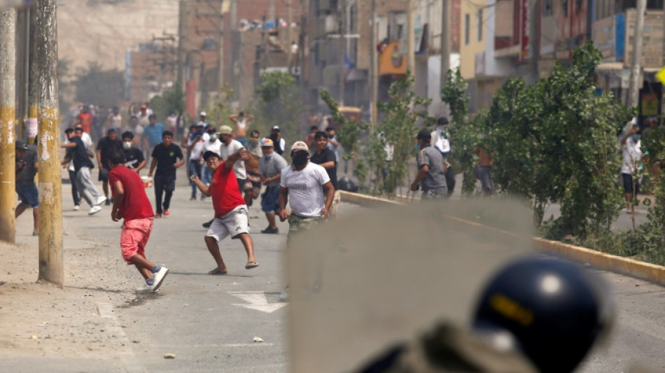 Gobierno peruano impone toque de queda el martes en Lima tras protestas