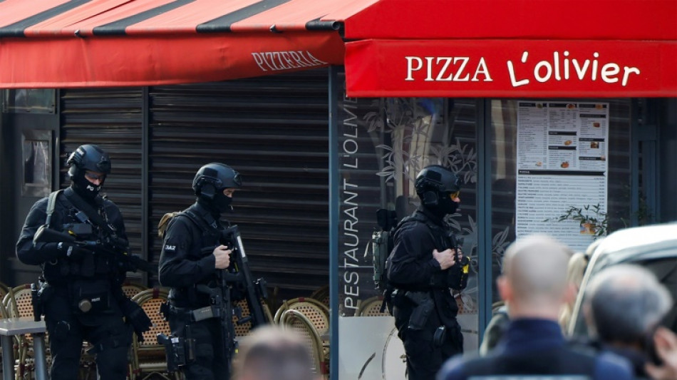 Dans une pizzeria près de Paris, trois heures de prise d'otage sans blessé