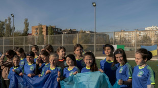 Em Kherson, time de meninas joga futebol para esquecer da guerra