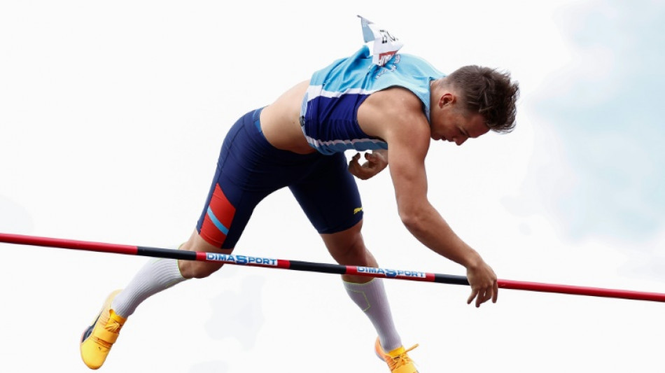 Athlétisme: Lavillenie abandonne la couronne à Collet