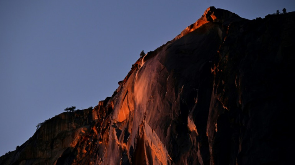 Una "cascada de fuego" vuelve a iluminar el parque de Yosemite