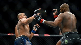 MMA: le Français Ciryl Gane battu par l'Américain Jon Jones, sacré champion UFC des lourds