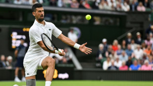 Três semanas após cirurgia, Djokovic vence com autoridade na estreia em Wimbledon