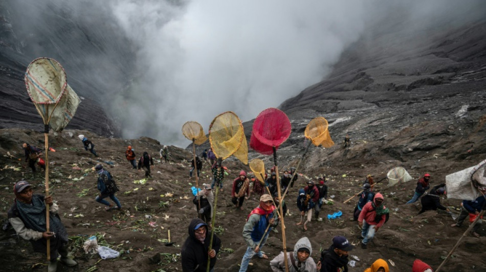 Des offrandes jetées en sacrifice dans le cratère fumant d'un volcan indonésien