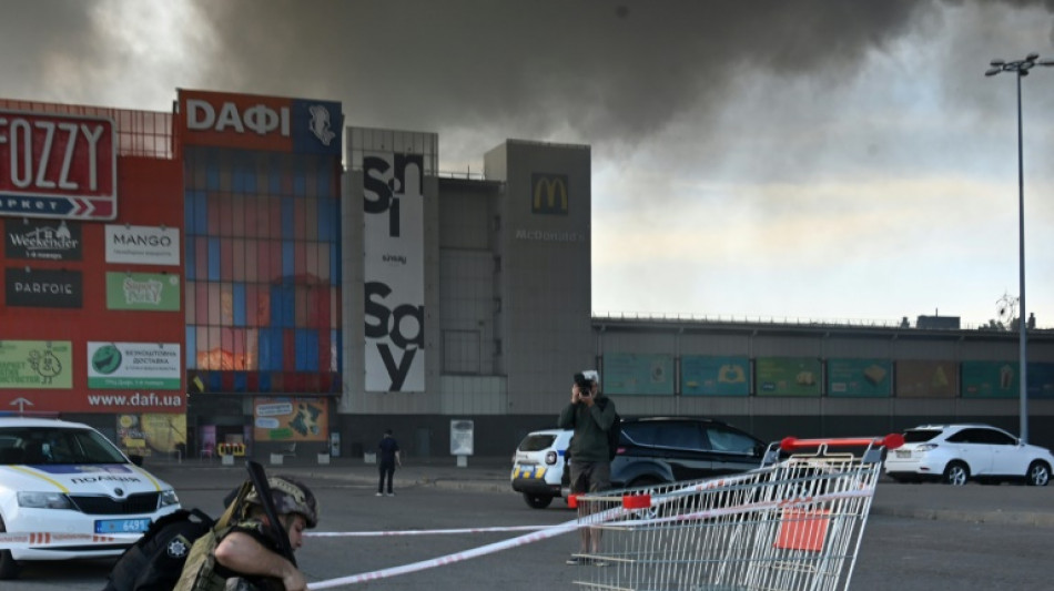 Número de mortos em bombardeio russo contra hipermercado na Ucrânia sobe para 16