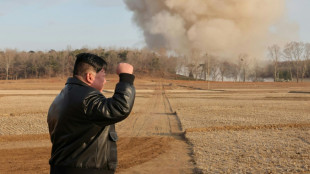 Corée du Nord: Kim supervise des tirs de lance-roquettes "de très grande taille"