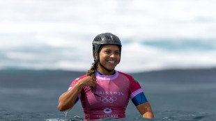 Tati Weston-Webb e Tainá Hinckel vencem na repescagem e vão às oitavas do surfe em Paris-2024