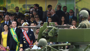 Desfile militar con Bolsonaro abre fiesta nacional en Brasil bajo tensión