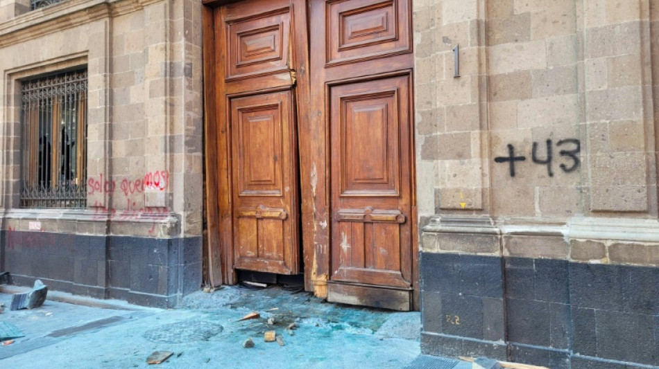 Manifestantes de Ayotzinapa derrubam a porta do palácio presidencial no México