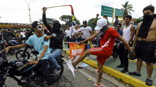 Manifestantes derrubam estátuas de Chávez após reeleição de Maduro na Venezuela