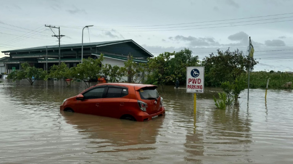 Tempête Trami aux Philippines: quatorze morts et des dizaines de milliers de personnes évacuées