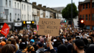 Milhares se manifestam contra racismo em várias cidades do Reino Unido