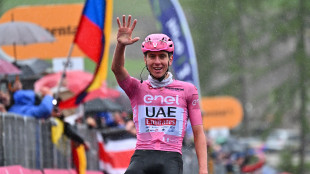 Giro: tributo di Pogacar a Pellizzari, gli dona la maglia rosa