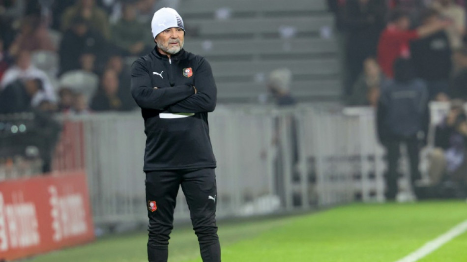 Sampaoli estreia pelo Rennes com derrota no Francês, que tem jogo interrompido por invasão