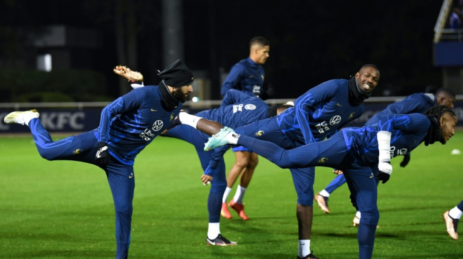 Mondial: affaiblis, les Bleus s'envolent pour Doha