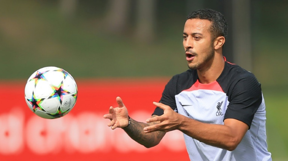 Liverpool volta a perder Thiago Alcântara por lesão após breve retorno