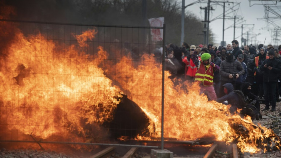 Sicherheitskräfte bereiten sich in Frankreich erneut auf Ausschreitungen vor 