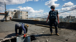 Los zapadores buscan restos de cohetes rusos en Járkov