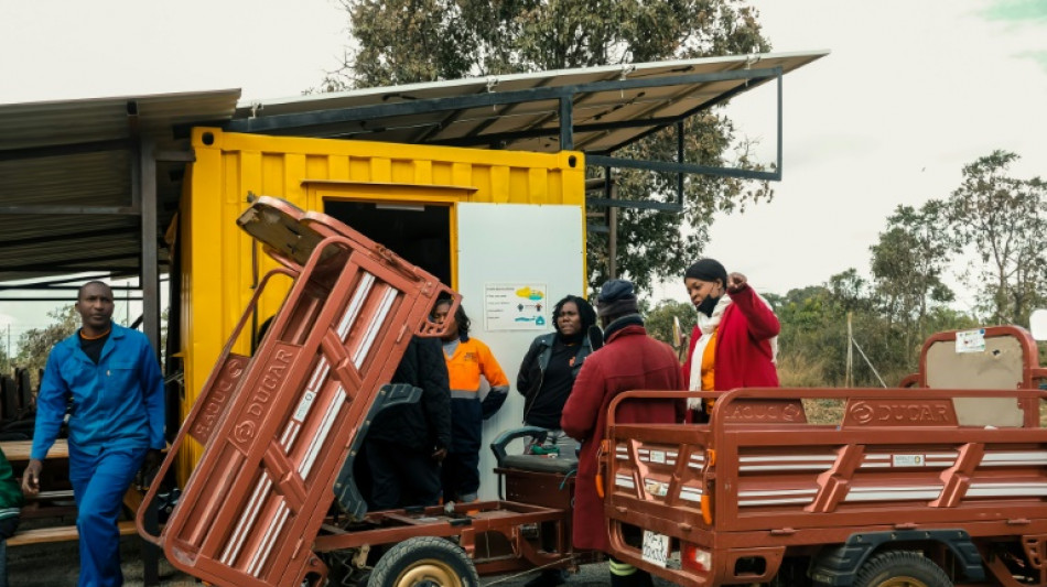 Triciclos a energía solar cambian la vida de las campesinas en Zimbabue