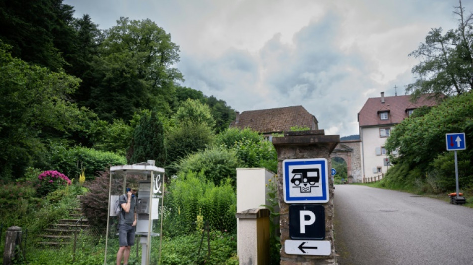 Engouement "vintage" pour la dernière cabine téléphonique de France