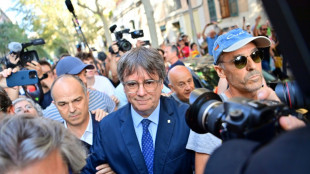 Separatista Carles Puigdemont reaparece brevemente na Espanha após 7 anos foragido