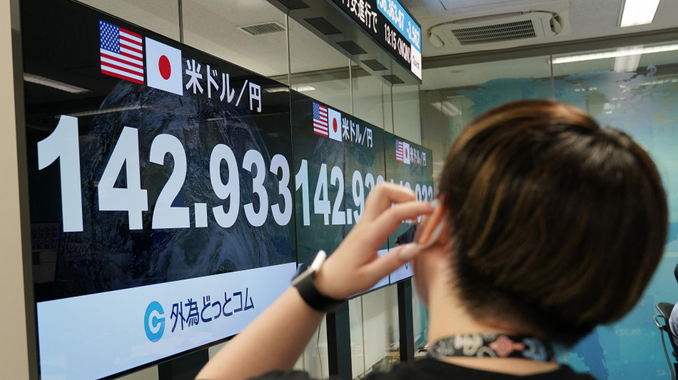 Crolla Borsa a Tokyo, la maggior flessione di sempre (-12,4%)