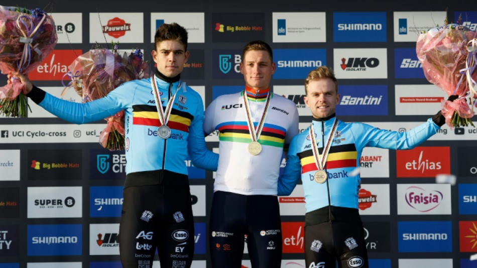 Mondiaux de Cyclo-cross: Van der Poel surprend Van Aert pour la passe de cinq