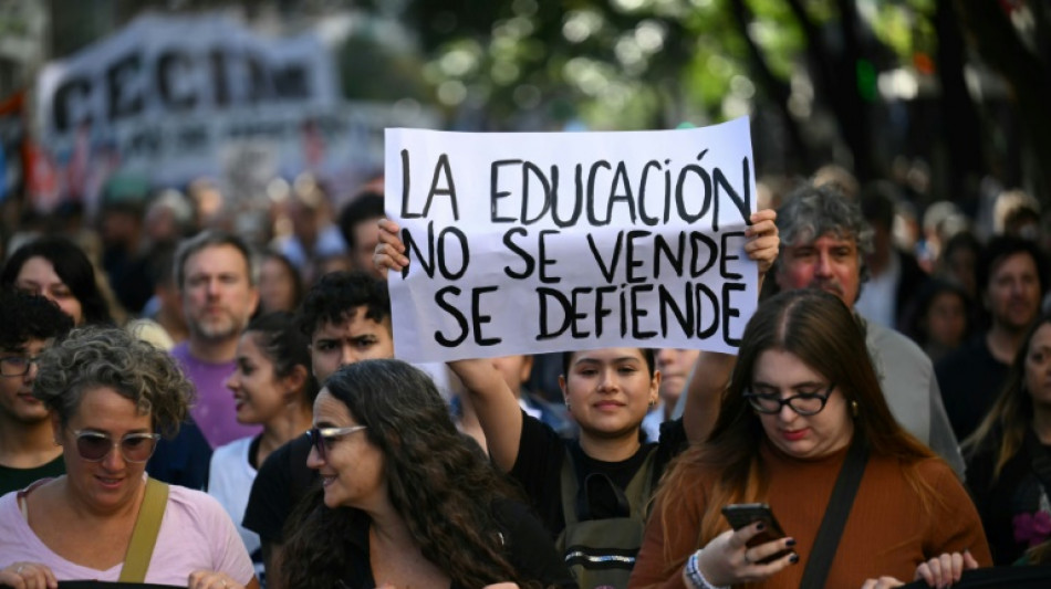 Centenas de milhares de argentinos saem às ruas para defender universidades públicas