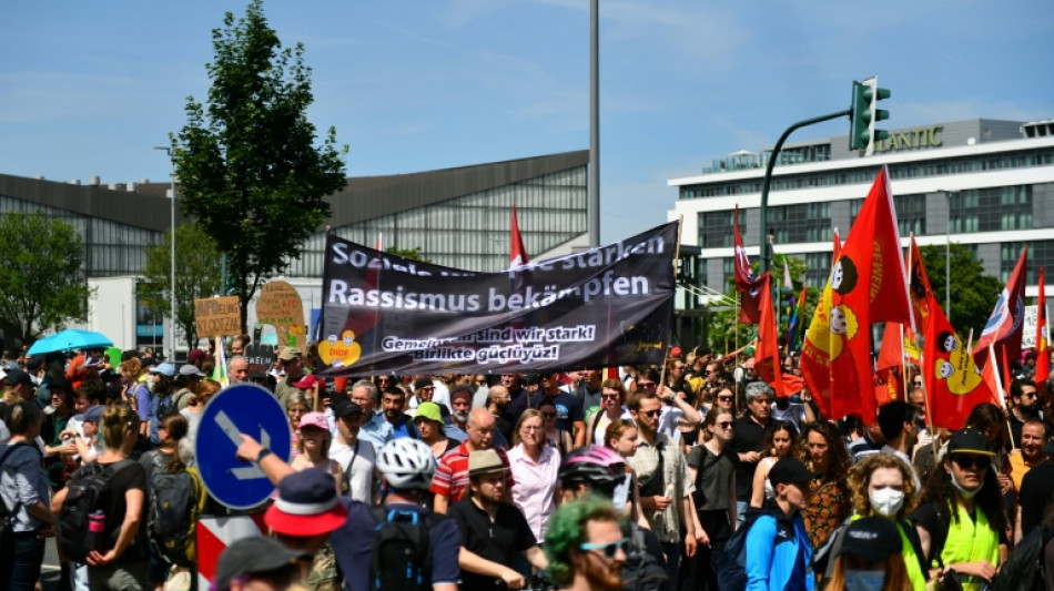 Protesto em frente ao congresso do partido ultradireitista AfD, que quer governar a Alemanha
