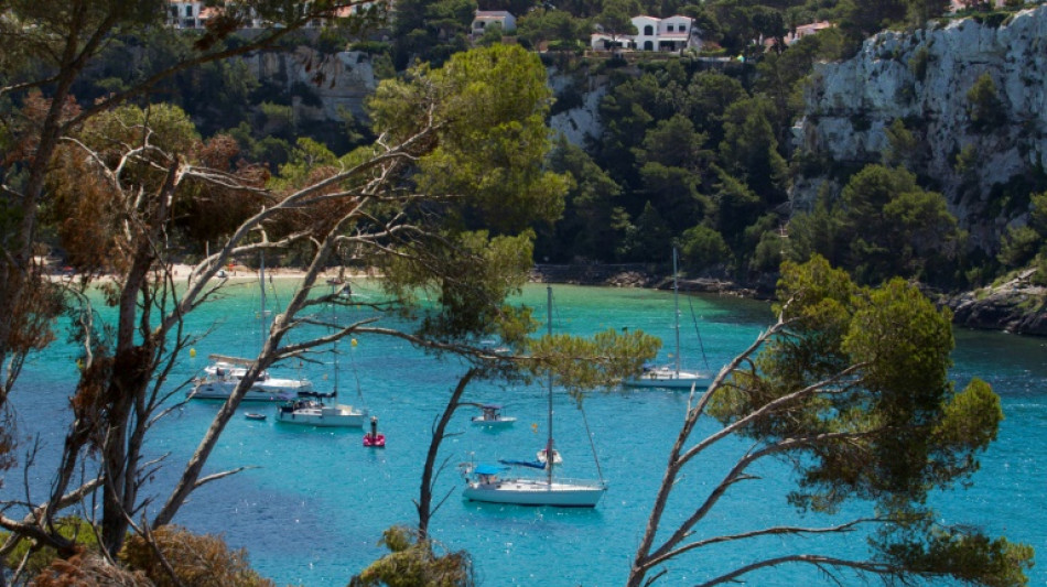 Luz verde a la turística isla española de Menorca para limitar vehículos