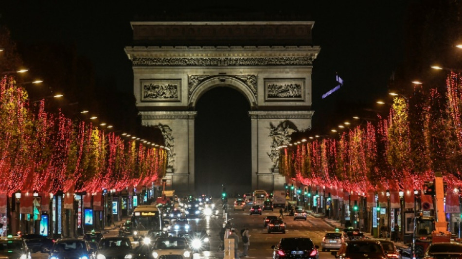 Les Champs-Élysées un peu moins éclairés pour économiser l'énergie