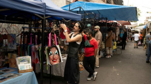 Moda eleitoral: designer recicla lixo deixado pela campanha no México