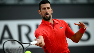 Djokovic estreia em Roma com vitória fácil sobre Moutet e é atingido por garrafa