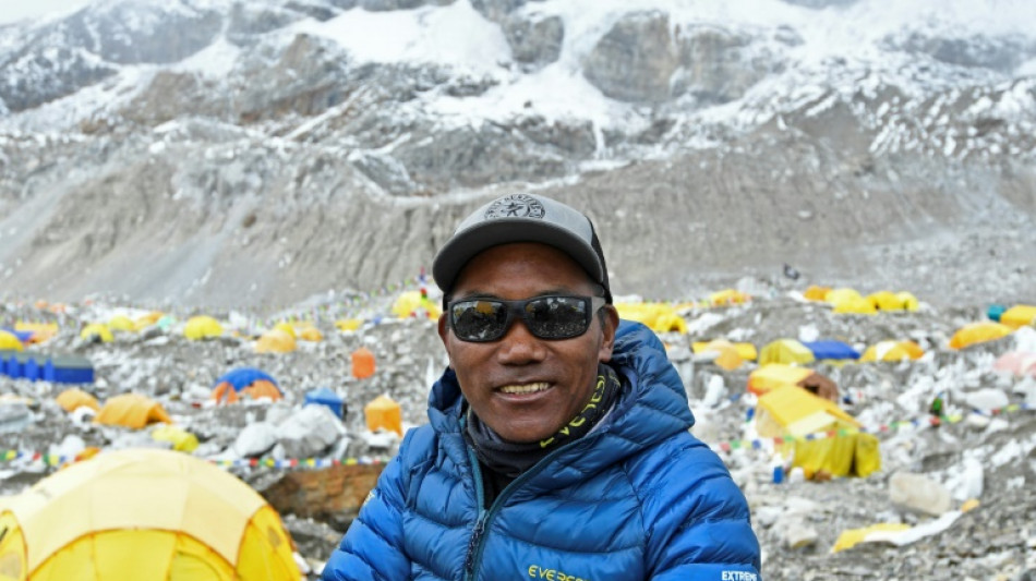 Un escalador nepalí alcanza el récord con 27 subidas al Everest