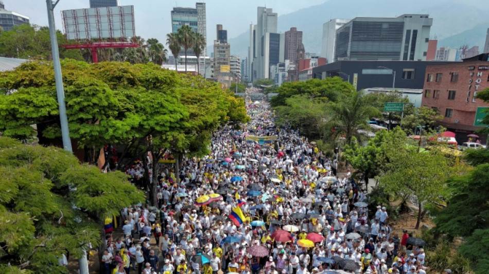 Protesto contra o governo reúne milhares de pessoas na Colômbia