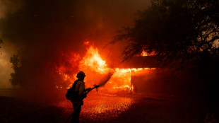 Miles de personas evacuadas por voraz incendio en California