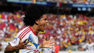Venezuela vira sobre Equador (2-1) em estreia na Copa América