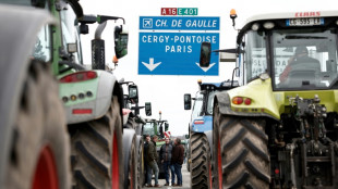 Les agriculteurs resserrent l'étau sur Paris, les tractations se poursuivent