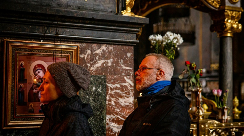 "C'est chez nous": John et Natasha, deux Américains décidés à rester dans Kiev bombardée