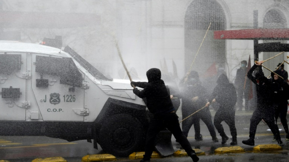 Encapuzados vandalizam parte externa do palácio presidencial durante marcha no Chile