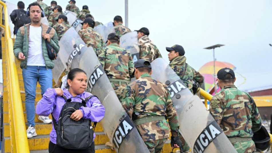 Profissionais de transporte e comerciantes protestam contra extorsões no Peru