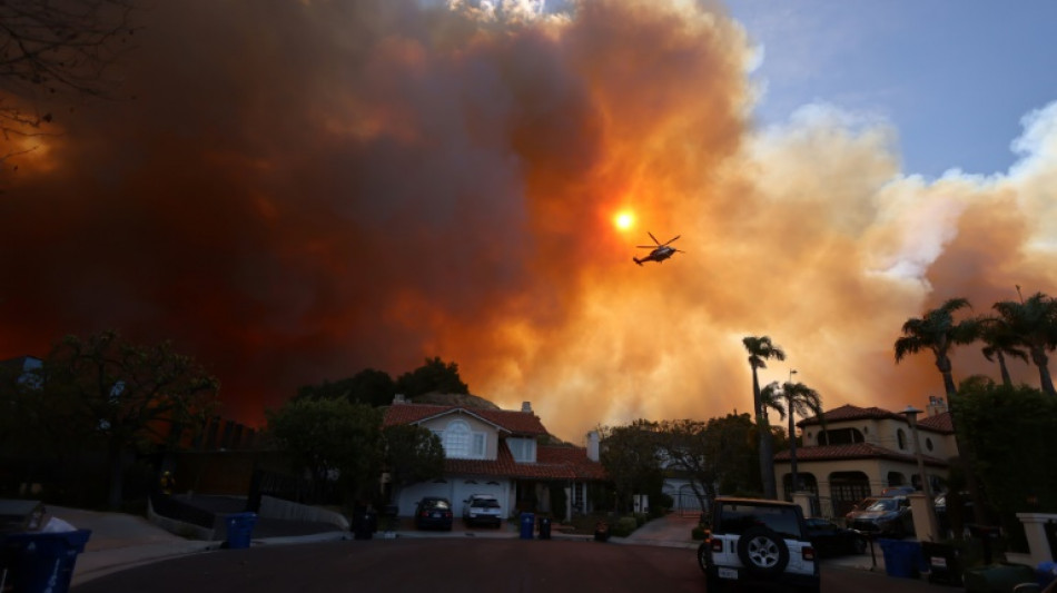 Panische Evakuierungen wegen heftigem Waldbrand in Vorort von Los Angeles