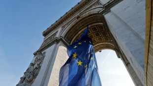 Le drapeau européen de nouveau sous l'Arc de triomphe pour le sommet de Versailles